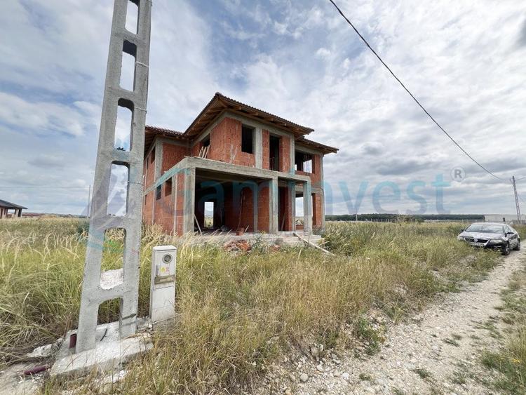 Casa spatioasa cu etaj la rosu de vanzare, Cihei, Bihor