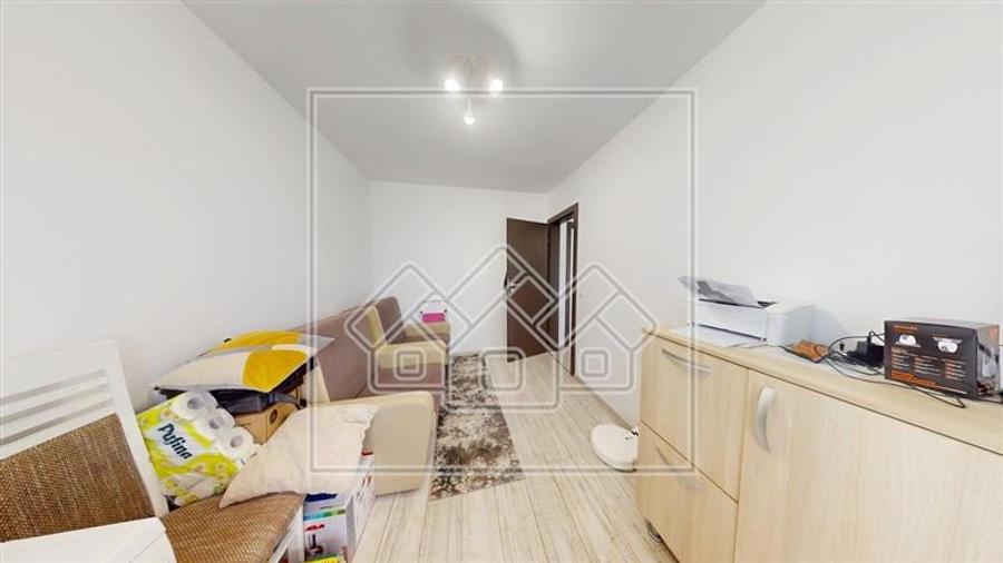 Ap mobilat modern, 3 camere, balcon mare, Etaj 2, parcare