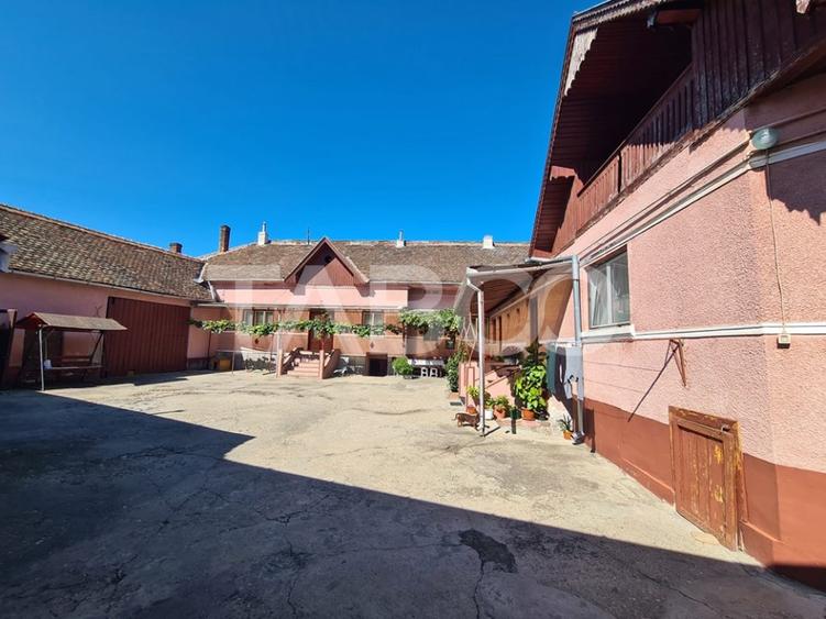 Casa cu spatiu comercial de vanzare in Sebes zona centrala