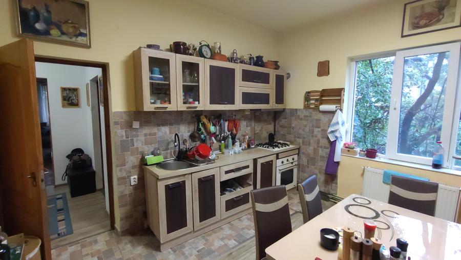 Vand apartament 3 camere in vila, cartierul Dambul Rotund