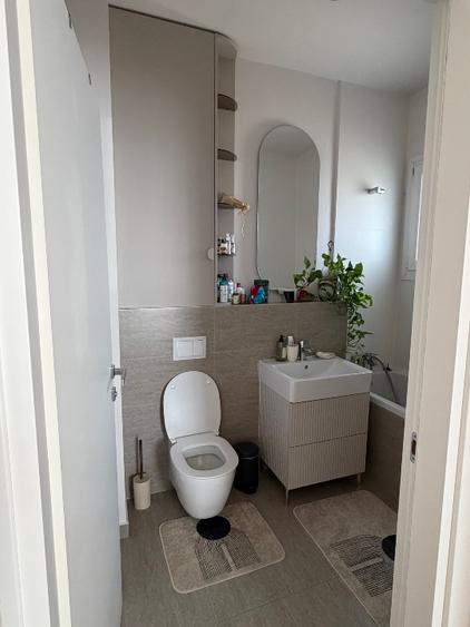 Proprietar — închiriez apartament cu 2 camere, 2 băi, terasă și grădină