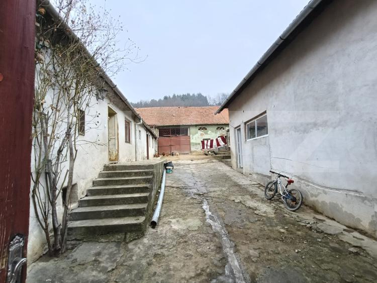 Casa renovabila 5 camere baie si anexe 2800 mp teren in Pianu de Sus