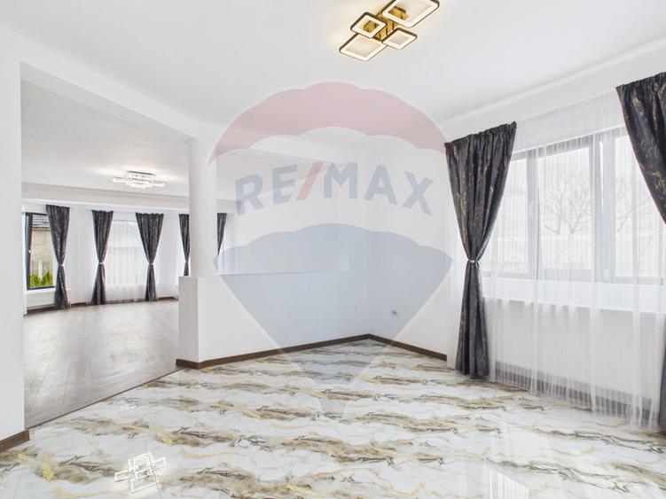 Casă / Vilă cu 5 camere de vânzare