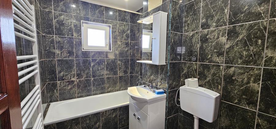 Inchiriez apartament de 3 camere,situat in Cartierul Vasile Aaron,mobilat,et.1