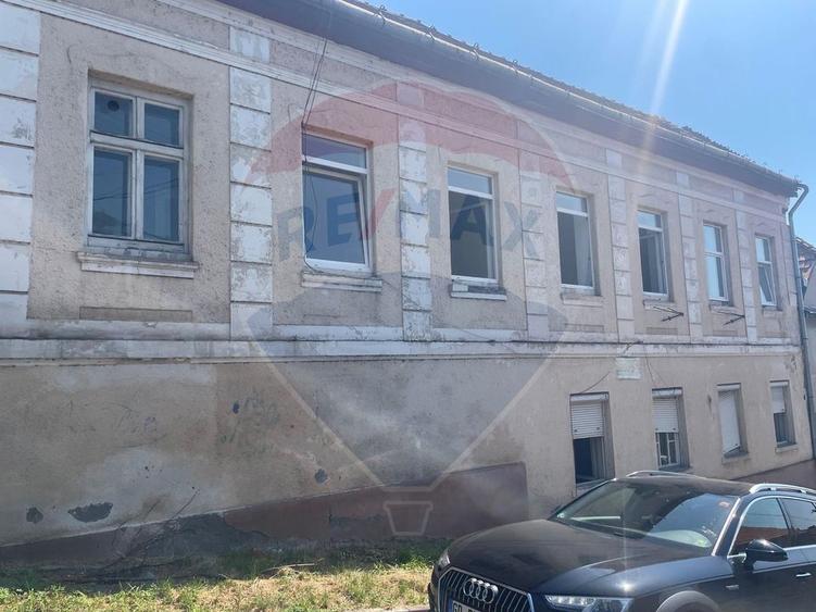 Casă cu 3 camere de vânzare în zona centrala comison 0% + garaj