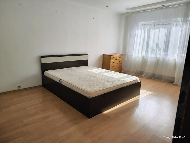 Închiriez 2 camere Str. Onestilor. Pret 300 euro. Comision 50%.