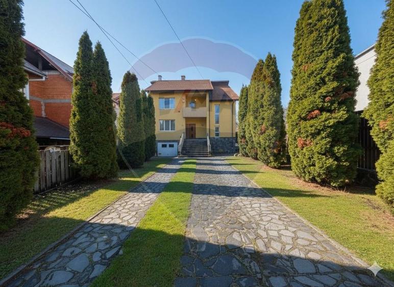Casă / Vilă cu 8 camere