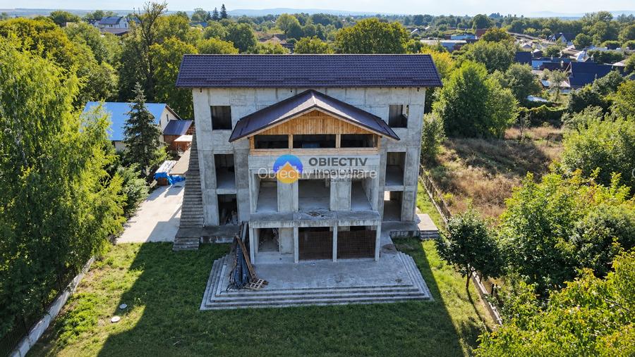 Casă P+2E din cărămidă, 549 mp, teren 1.400 mp, construcție 2021, Roznov