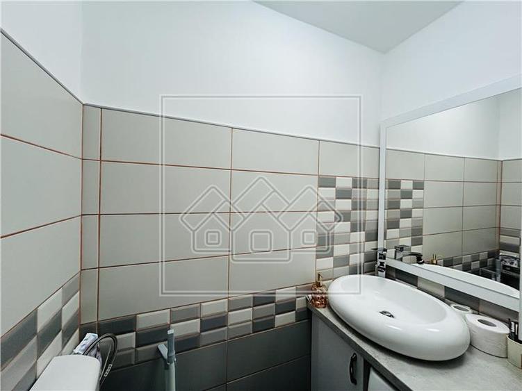 Apartament cu 3 camere, balcon, pivnita - Zona Mihai Viteazu