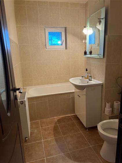 Decomandat, etaj 3 cu 2 bai si 2 balcoane in bloc anvelopat