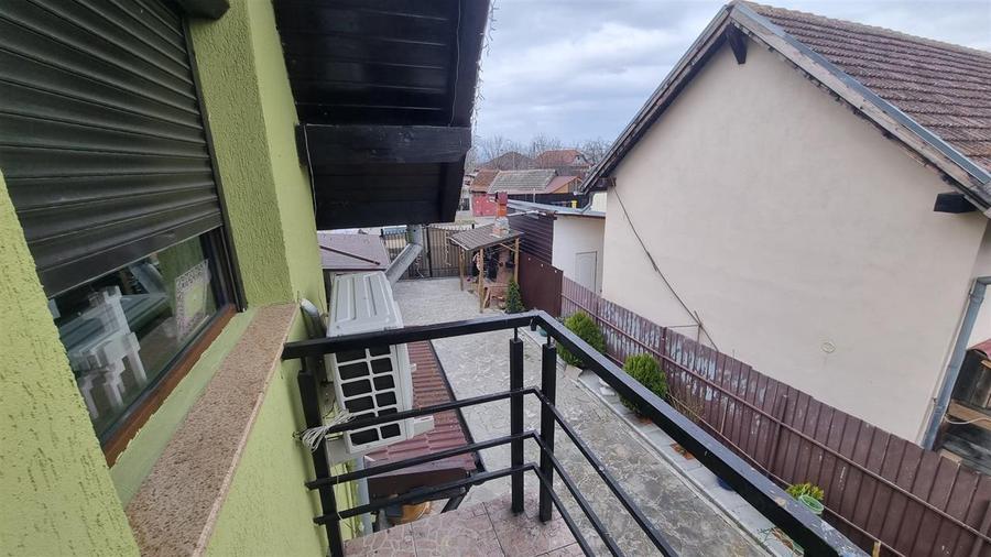 Casa de vanzare moderna cu costuri reduse, panouri solare si spatiu comercial in