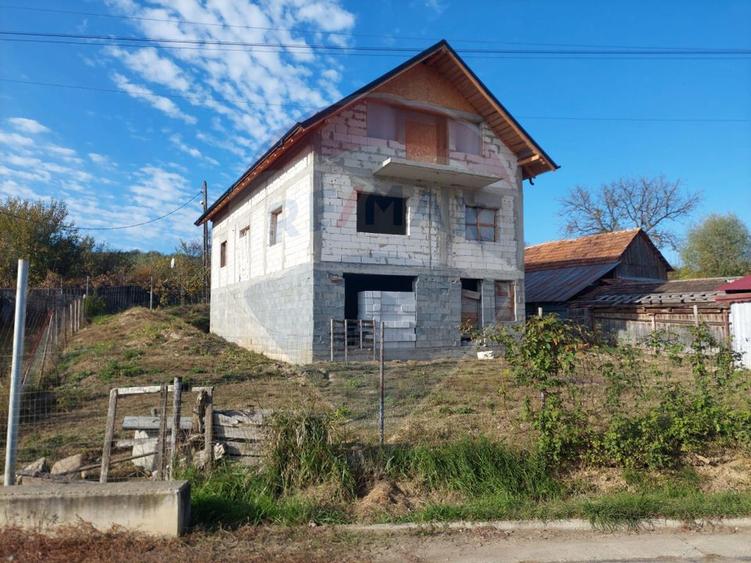 Casa la rosu de vanzare in Caiuti, Bacau