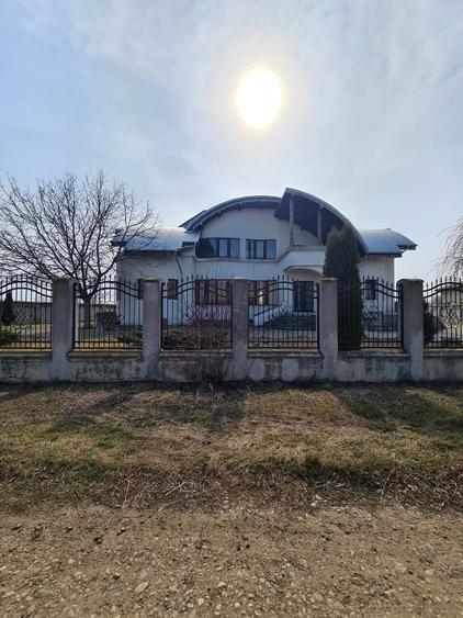 Casă 520 mp + teren 2.000 mp + utilități complete – oportunitate în Tărtășești