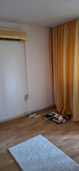Apartament 3 camere central, etajul 3/3, decomandat cu CT.