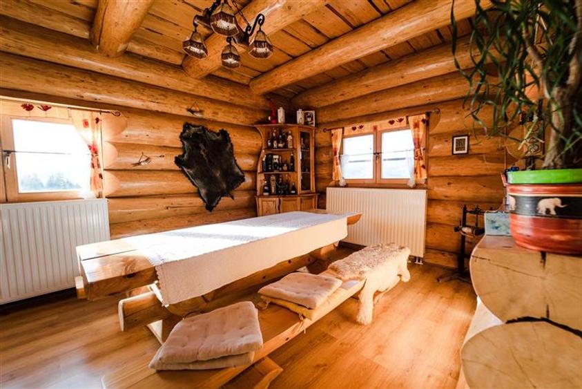 Casa din busteni cu ferma zootehnica si afacere (Tengheler, Com. Ditrau)
