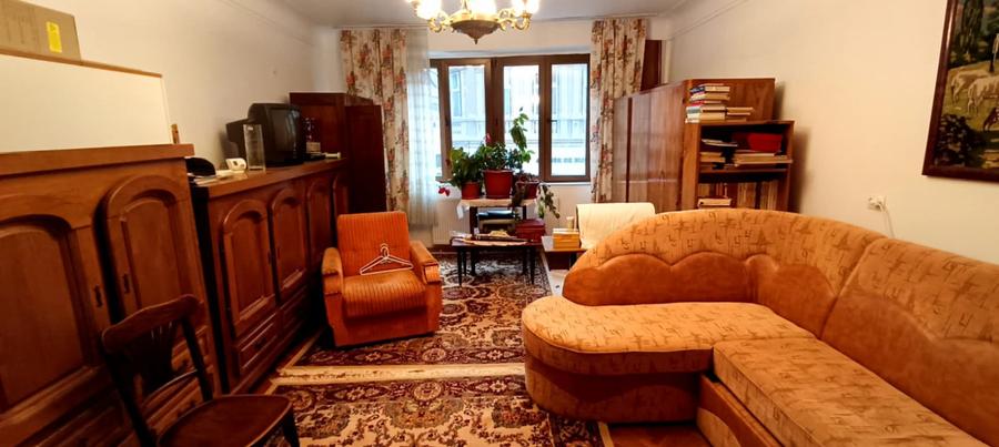 Apartament cu pod mansardabil in casa ingrijita - Piata Sfatului , Republicii