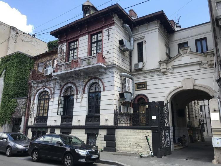 Romana, S+D+P+1+M, vila cu arhitectura deosebita