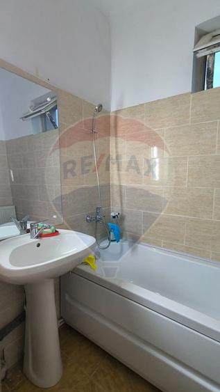 Casă cu 3 camere de vânzare în zona Centrală