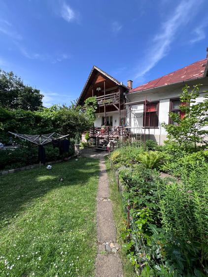 Vand casa in curte comuna in cartierul Zorilor