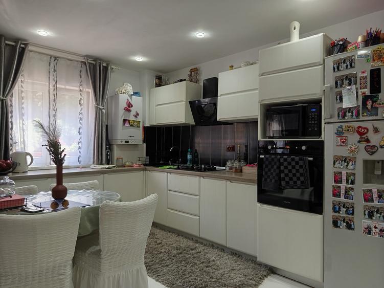 Apartament 3 camere,decomandat,parter+curte interioara, zona Progresu