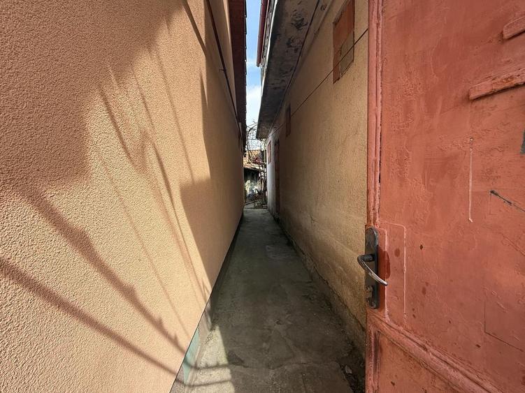 Apartament de vanzare la curte comună, 67,5 mp utili, teren 213 mp