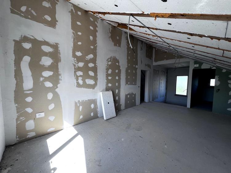 Vanzare casa P+M in Sendreni( in spatele Primariei), pret 92.500 euro