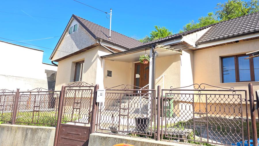 Vand casa in Deva, zona Calugareni, constructie din caramida din anul 1970,