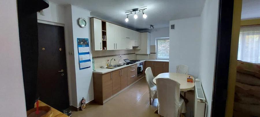 Apartament 4 camere, balcon, zona Strazii Teleorman