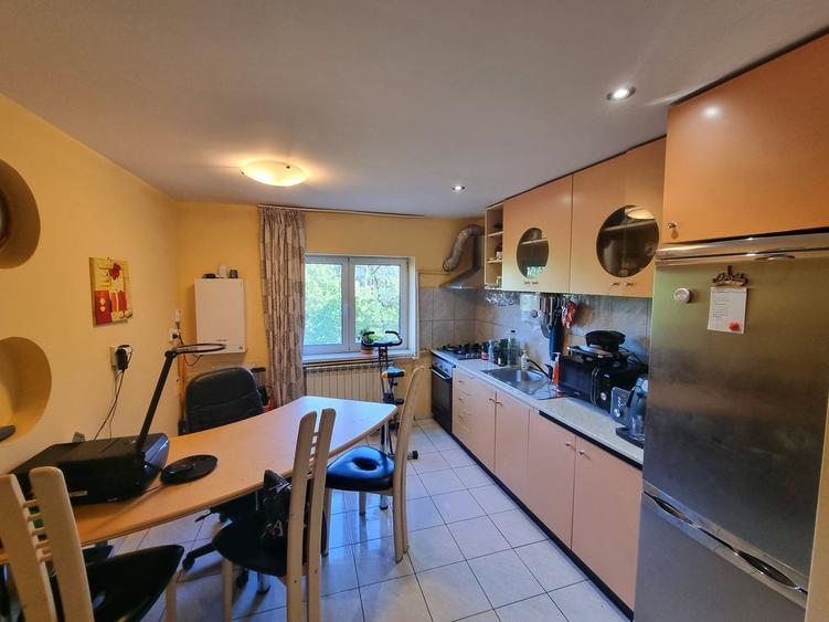 Apartament 3 camere, foarte spațios, et.2/8, zona Steaua, la cheie!