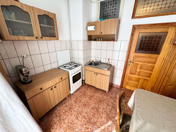 COPOU, langa Universitate, apartament 2 camere, spatios, decomandat, etaj 1