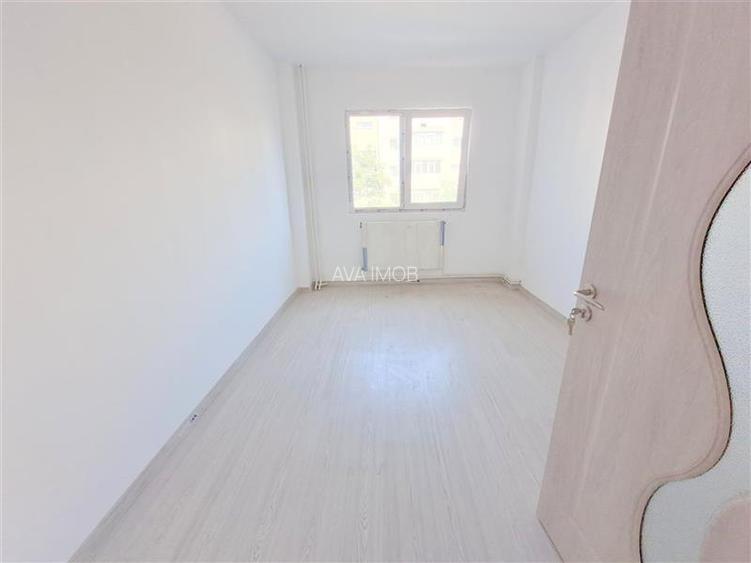Apartament 3 decomandate, etaj 1, renovat, zona Ura