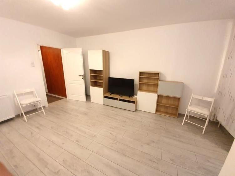 Închiriere Garsoniera renovata, AC, Vatra Luminoasa, Piața Muncii