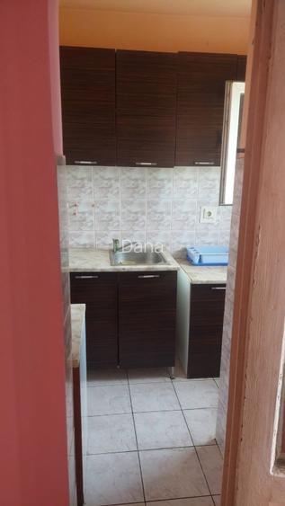Vand garsoniera zona Vlaicu,(Lebada), et.4., termopan, gresie, faianta, parchet,
