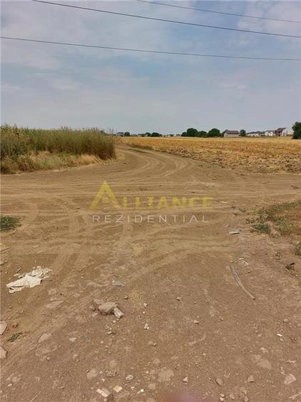 Teren 330 mp,la 250-300 m de alte case.Zona in dezvoltare.