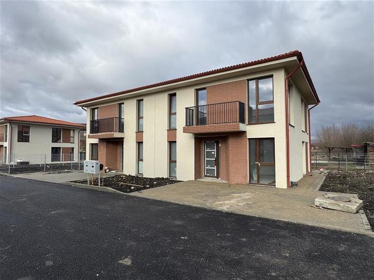 Casa Tip Duplex parter+etaj,375 mp de teren, situata in Chinteni!