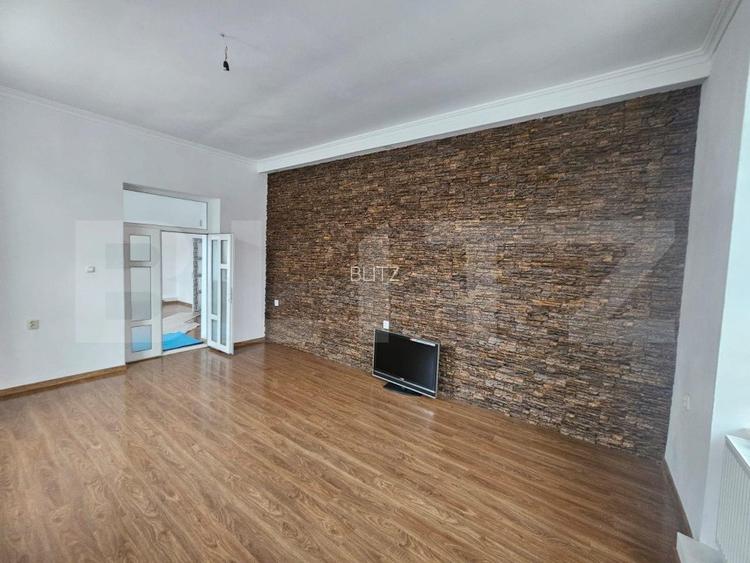 Casa de vanzare in centru orasului ideal ca si spatiu comercial - 2
