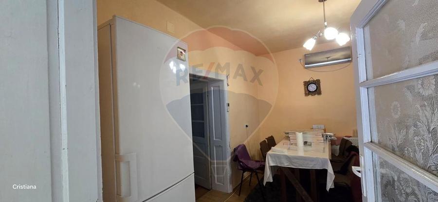 Casă cu anexă, livadă și panouri fotovoltaice