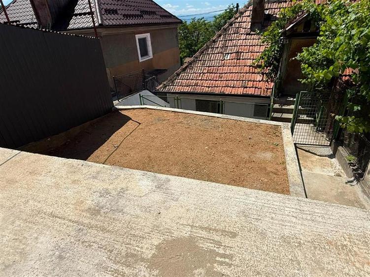 Apartament la casa cu curte si garaj la 5 minute de Centru Brasov