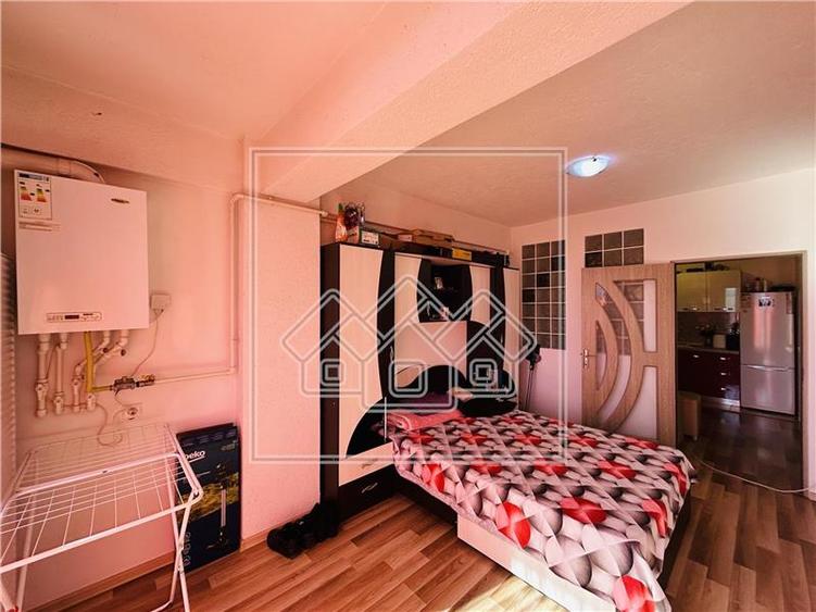 Ap cu 2 camere, la cheie, balcon - etaj intermediar