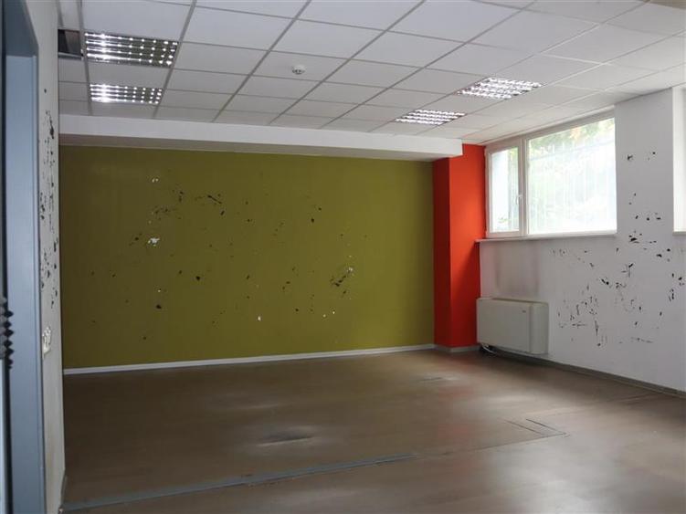 Spatiu comercial, parter, 16 metri vitrina