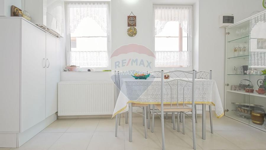 Casă falnică, curte individuală, langă Piața Unirii, în inima Scheilor - 5