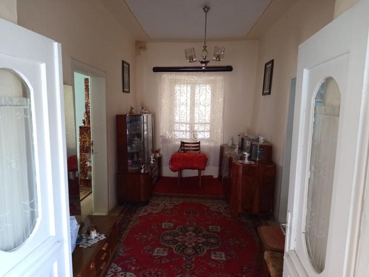 Casa la tara cu teren si gradina,beci si alte dependinte - 2