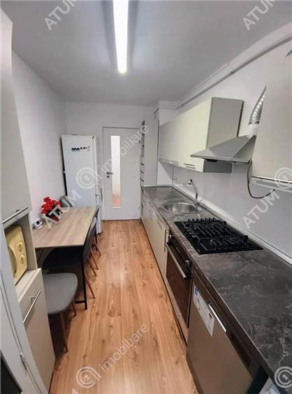 Apartament renovat cu 3 camere 2 bai si pivnita in Sibiu