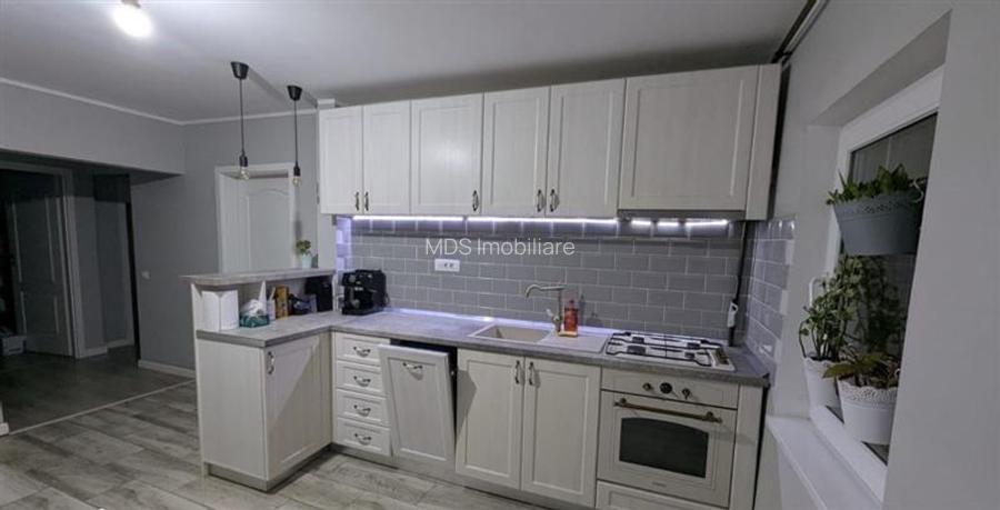 Decomandat etaj 1 cu 2 bai si 2 balcoane, mobilat si utilat - 2