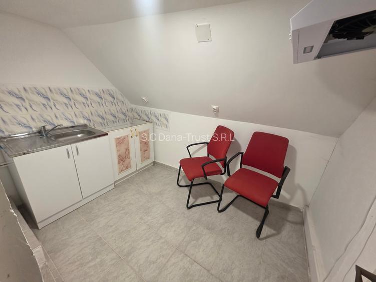 Spații mansardă pentru depozitare - birou - 11