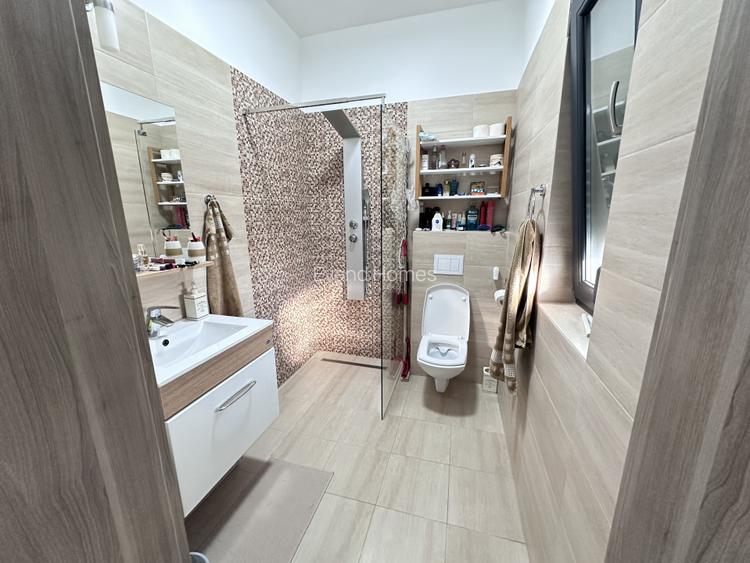 Duplex despartit prin garaj cu 5 camere - Dumbravita - 10