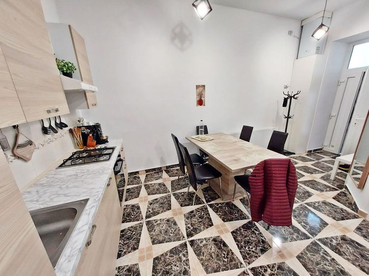 Apartament 3 camere, boxa, pod, parcare, Centru, zona B-dul Eroilor