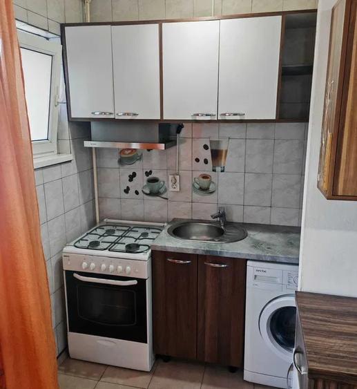 Apartament cu 2 camere, etajul 3/4, zona Podu Ros