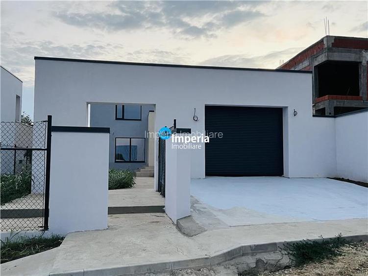 Persoana fizica de vanzare doua VILE DE LUX cu vedere la lac CORBEANCA - 3