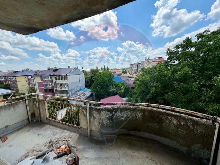 Apartament cu 3 camere de vânzare în zona Brailei